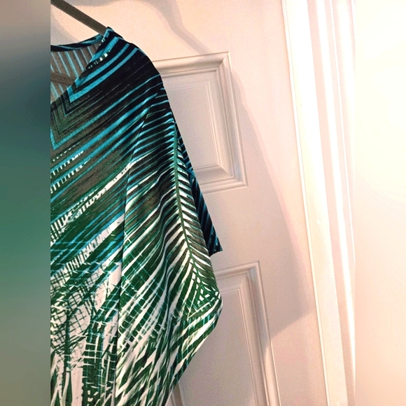 Clearance ☆ Avenue Plus-Size 22-24 Poncho Blouse • Foliage print - Picture 5 of 12